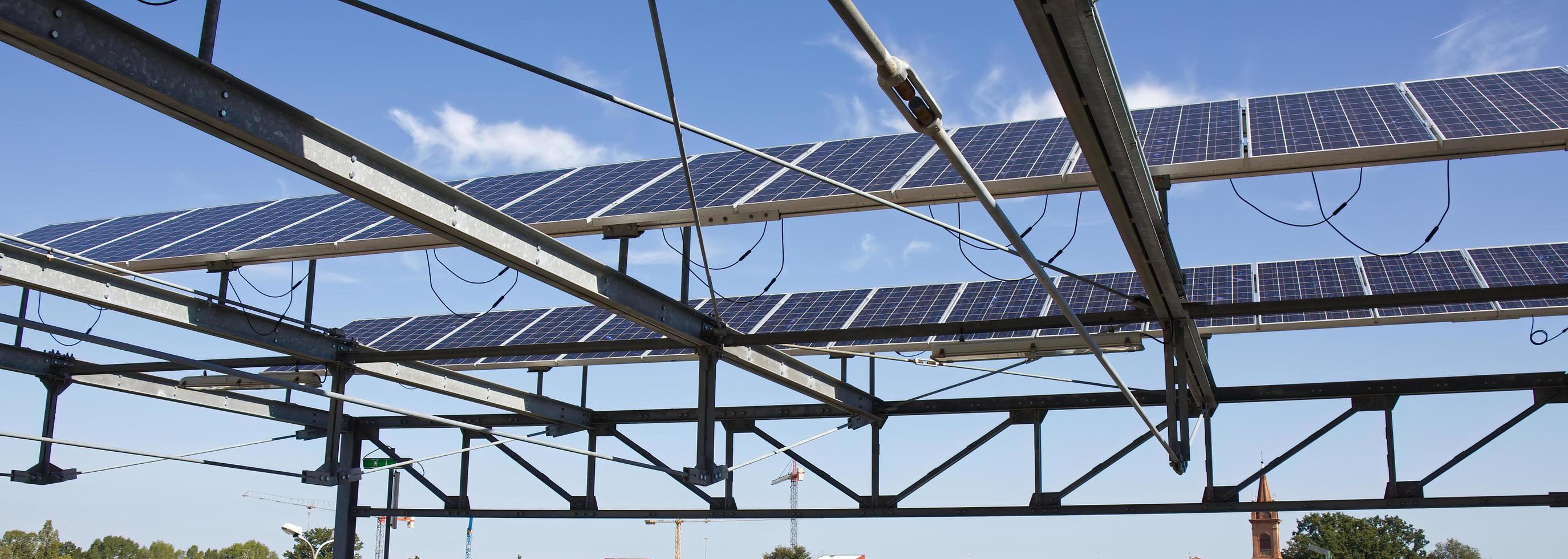 panneaux solaires pour la production d'énergie électrique renouvelable sur les toits. photo