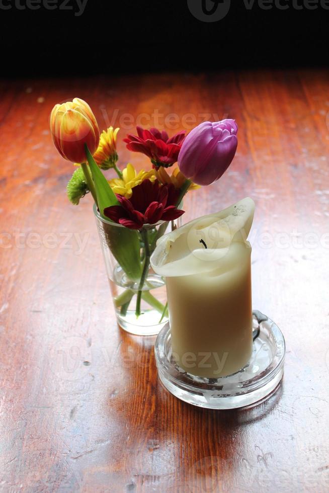 table en bois avec fleurs et bougie photo