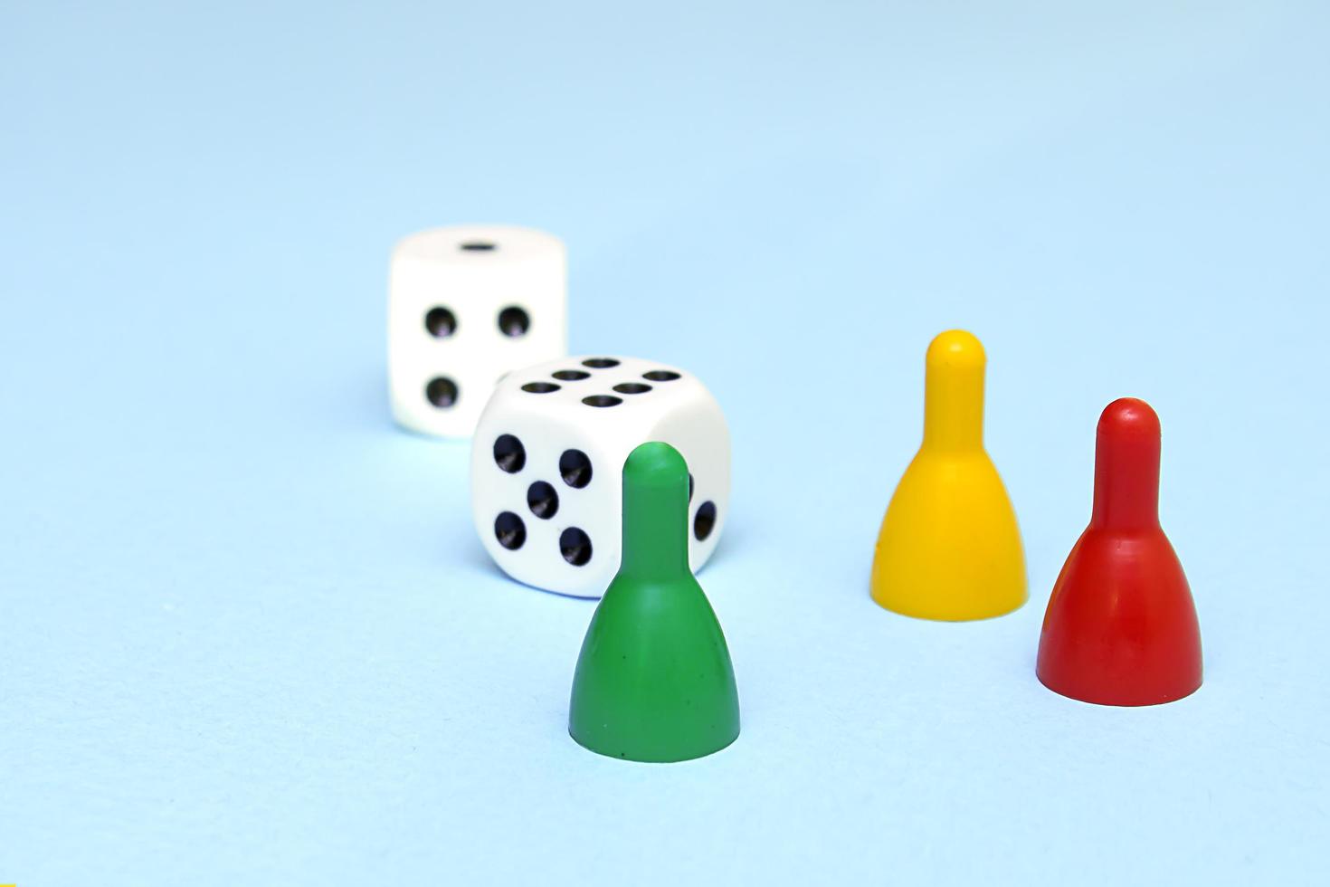 jeux d'argent thème. coloré en jouant frites dans piles sur vert table  proche en haut 35204367 Photo de stock chez Vecteezy