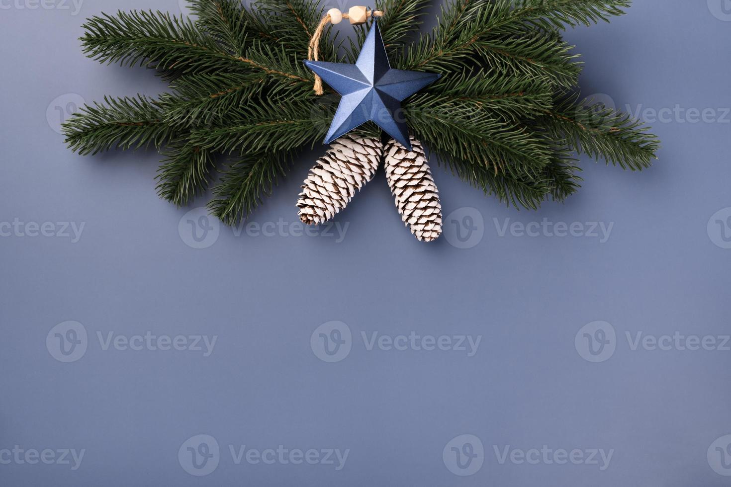 Maquette De Carte De Voeux De Noël Avec Enveloppe Grise Et Branche De Sapin  Vert Frais