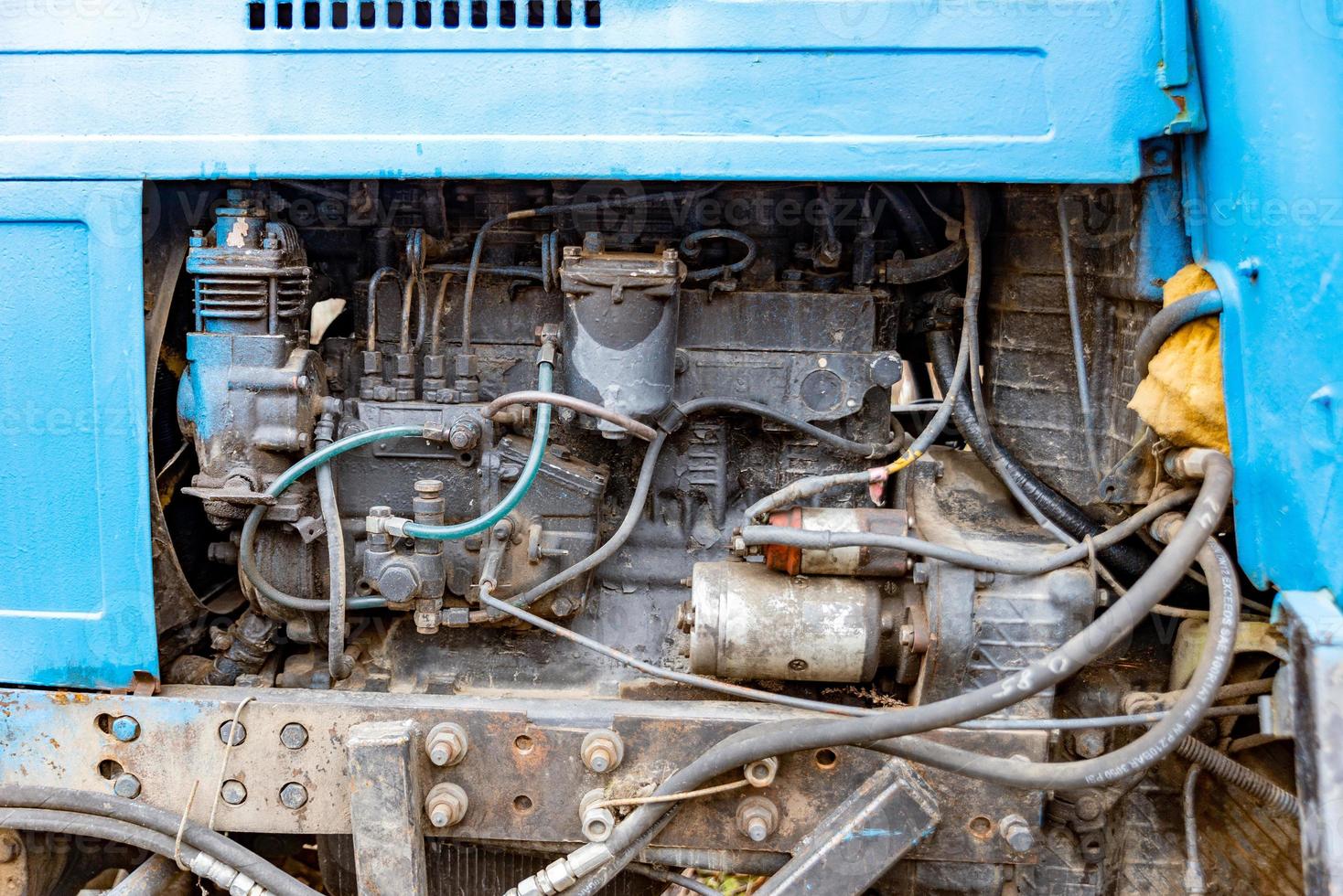 le moteur d'un vieux tracteur soviétique photographié de côté photo