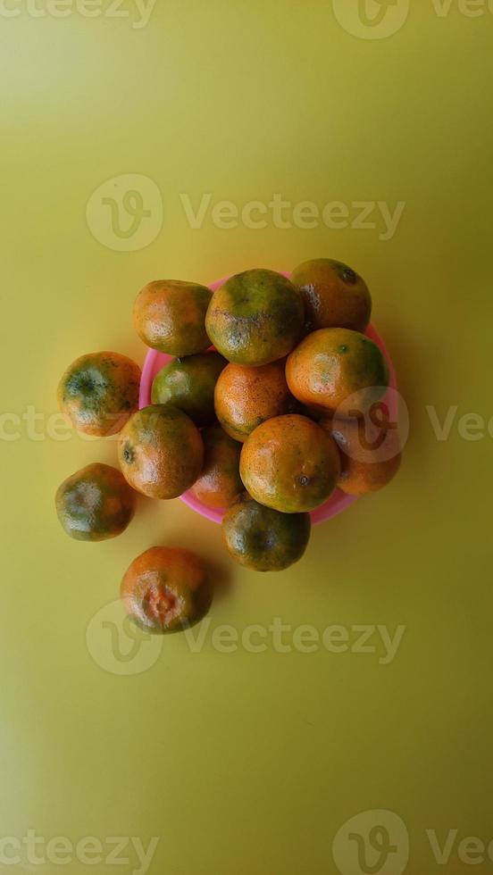 plusieurs oranges sur une plaque rose sur fond jaune 03 photo