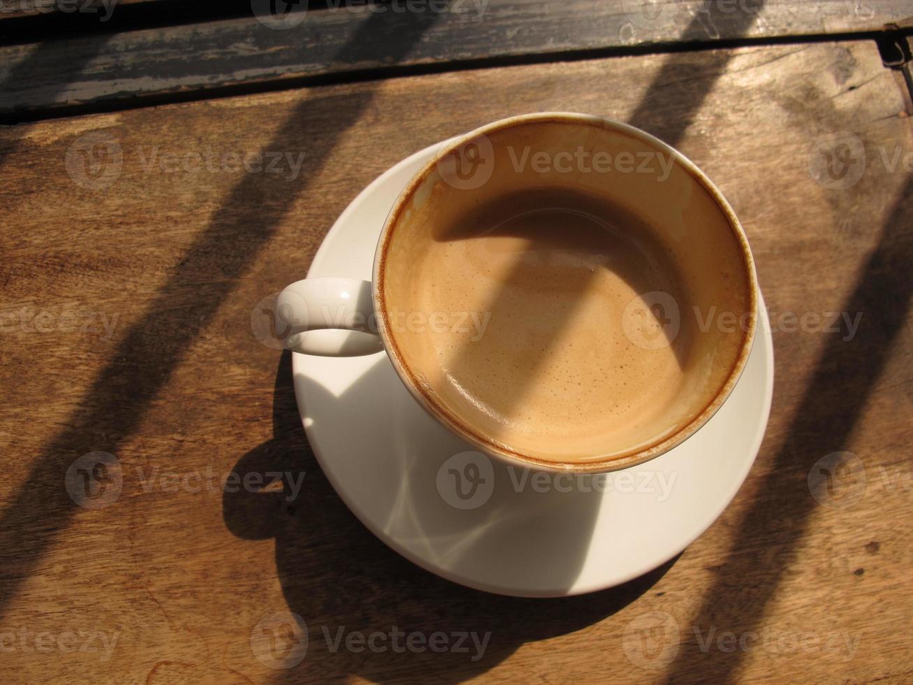 tasse de café chaud le matin photo