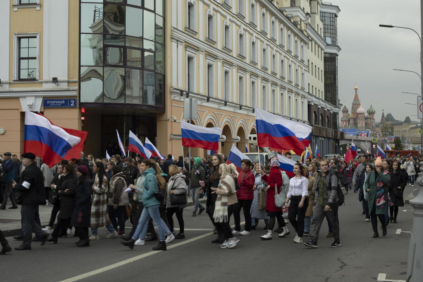 Moscou, Russie. 09 30 2022 personnes avec des drapeaux russes à moscou. les gens vont au rassemblement du gouvernement. photo