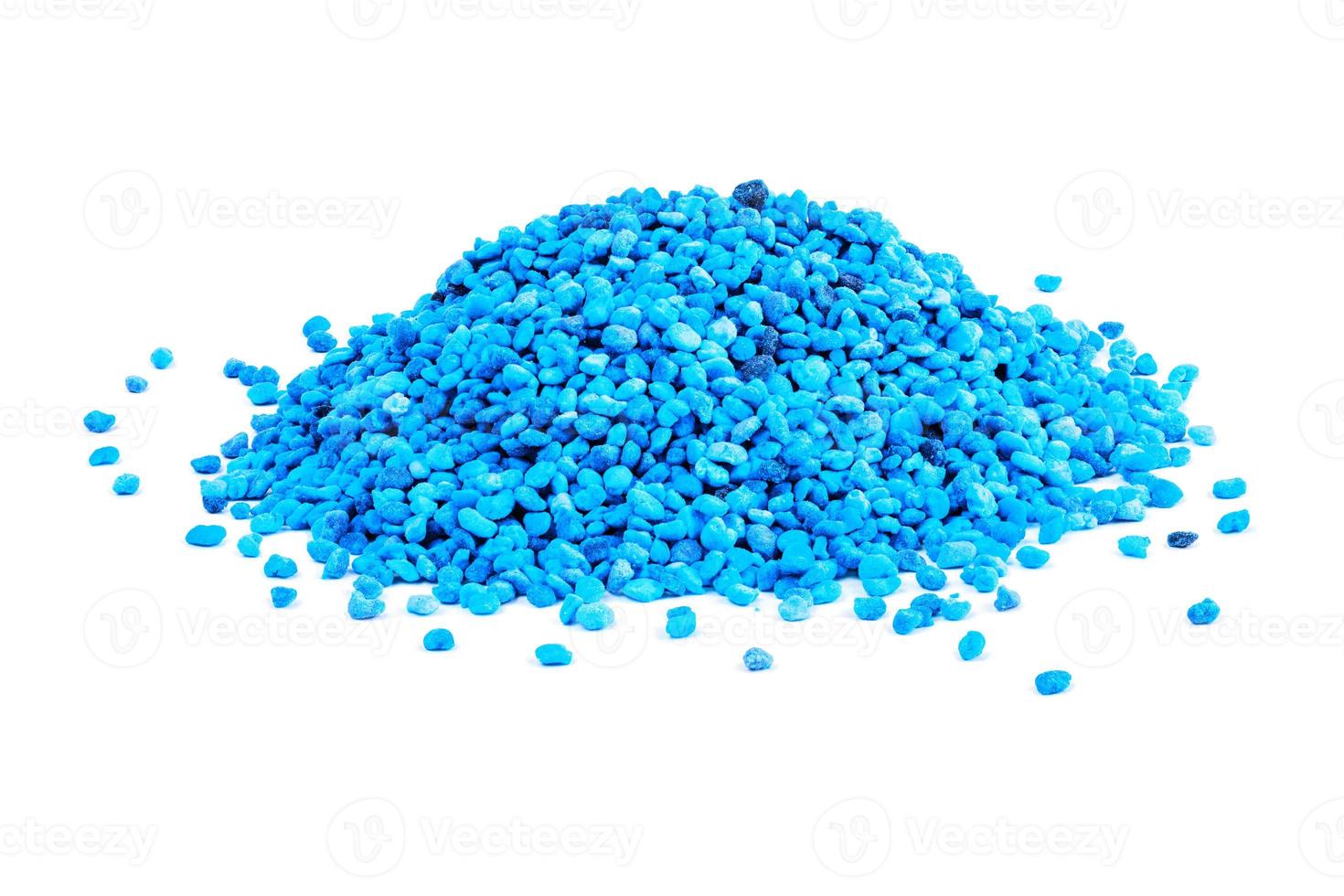 tas abstrait de granulés bleus isolés sur fond blanc photo