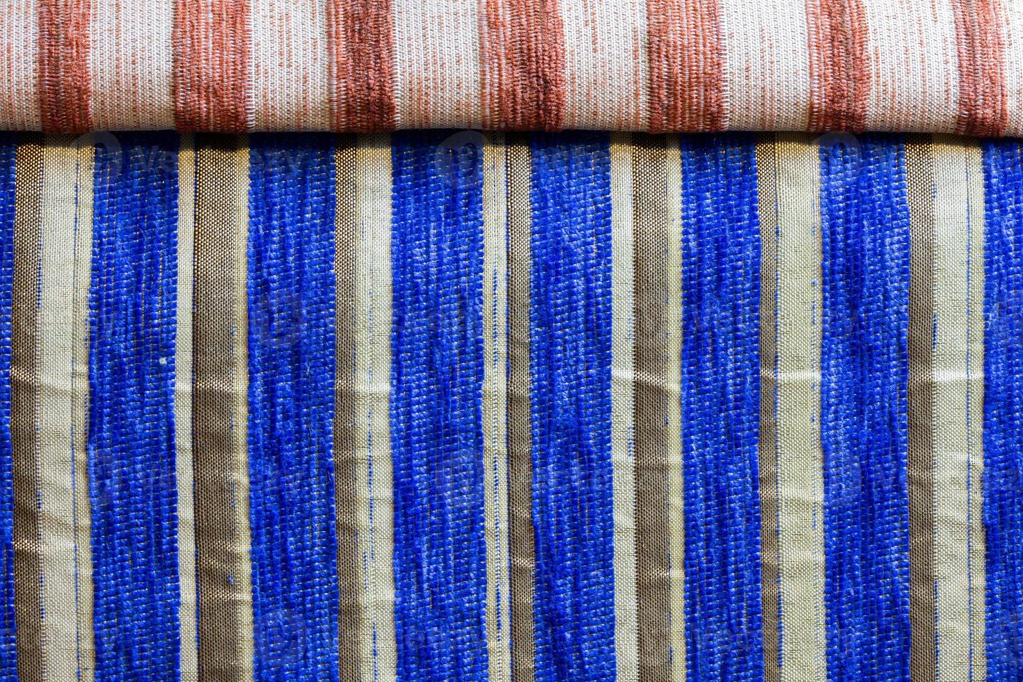 Texture en gros plan de tissu d'ameublement tissé synthétique à rayures bleues photo