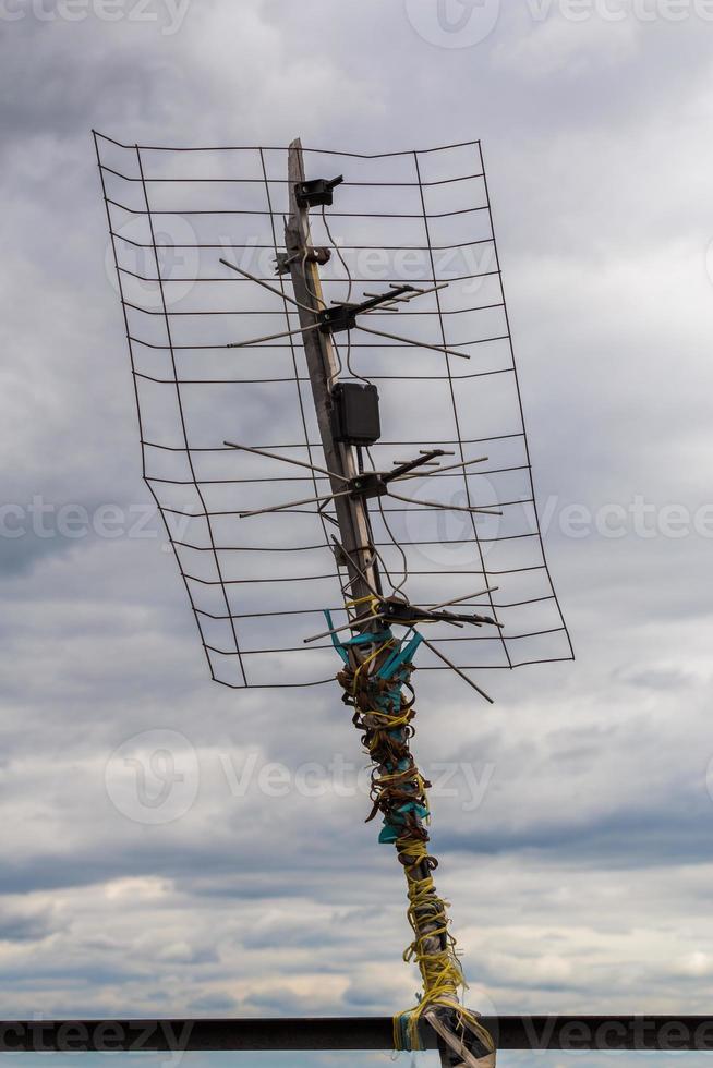 moche vieille antenne de télévision en plein air sur fond de ciel couvert photo