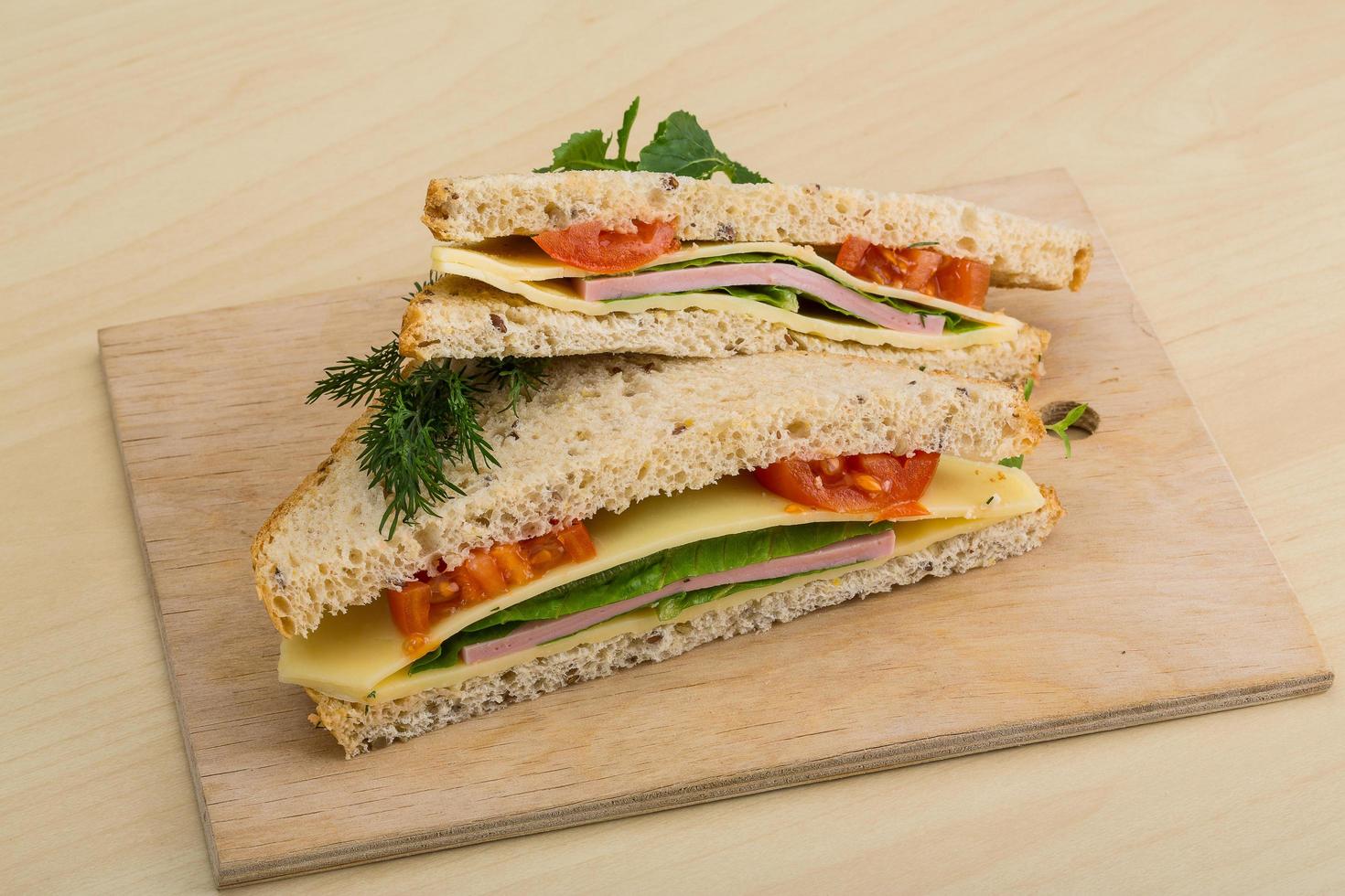 Club sandwich sur planche de bois et fond de bois photo