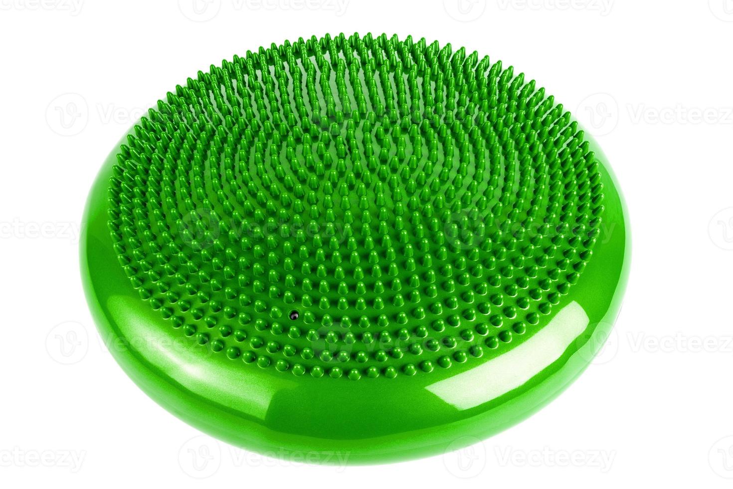 disque d'équilibre gonflable vert isolé sur fond blanc, il est également connu sous le nom de disque de stabilité, disque oscillant et coussin d'équilibre. photo