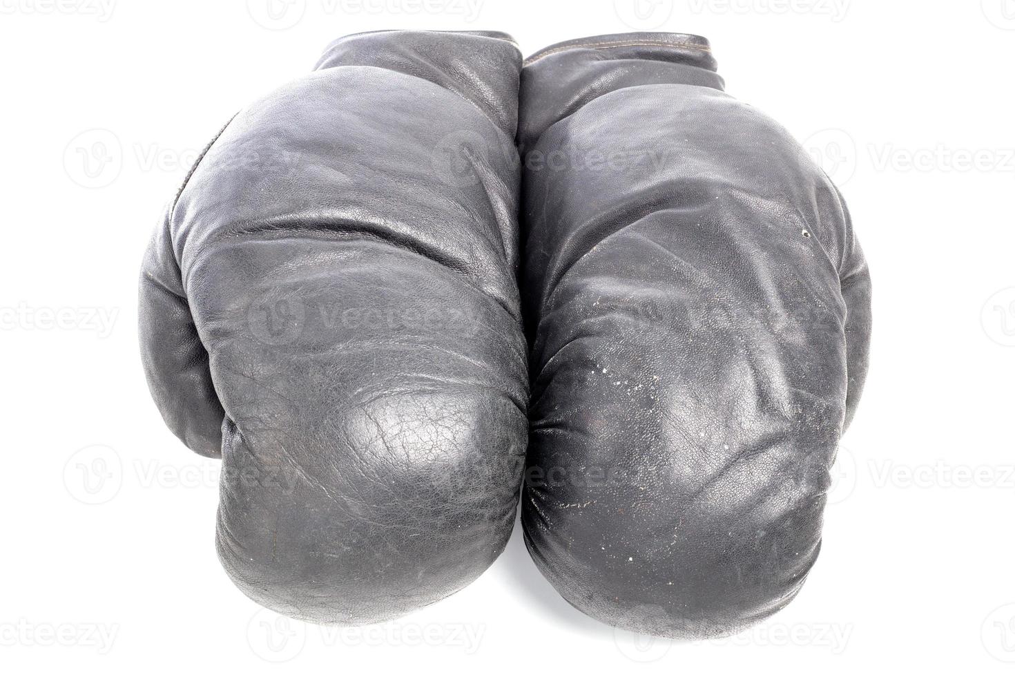 Vieux gants de boxe en cuir noir isolé sur fond blanc photo