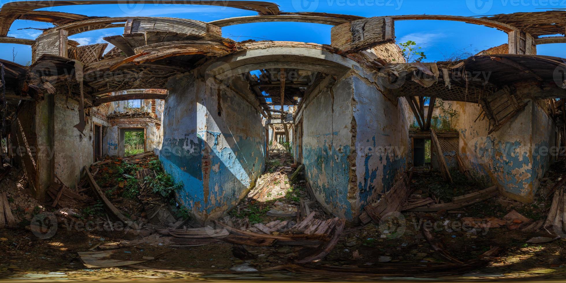 Panorama sphérique complet de 360 par 180 degrés à l'intérieur d'un dortoir abandonné à moitié détruit à la lumière du jour d'été photo
