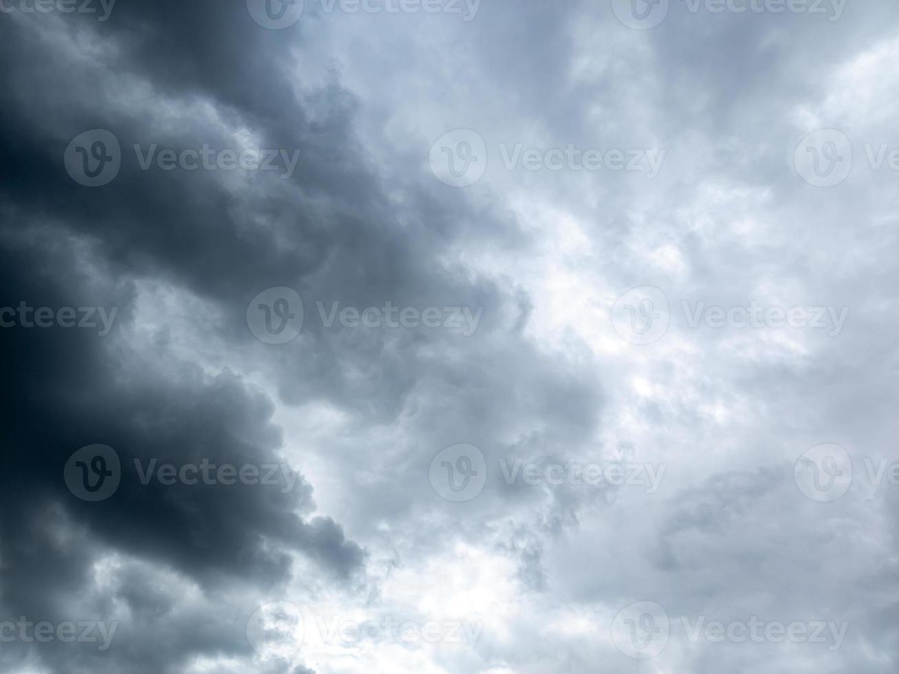 fond gris de nuages de tempête entrants, vue vers le haut photo