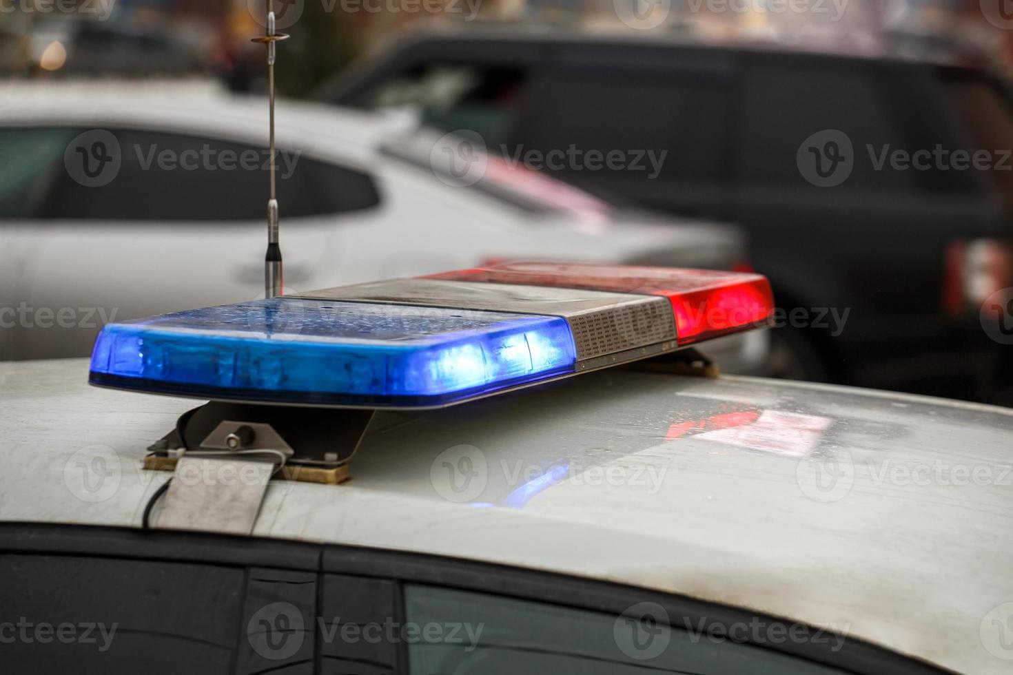 feux de voiture de police dans la rue de la ville le jour de l'hiver avec circulation de voitures en arrière-plan flou photo