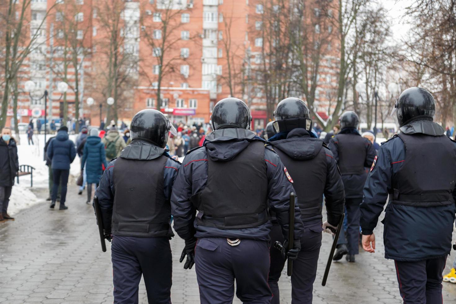 tula, russie 23 janvier 2021 réunion publique de masse en soutien à alexei navalny, groupe de policiers qui vont arrêter des manifestants. photo