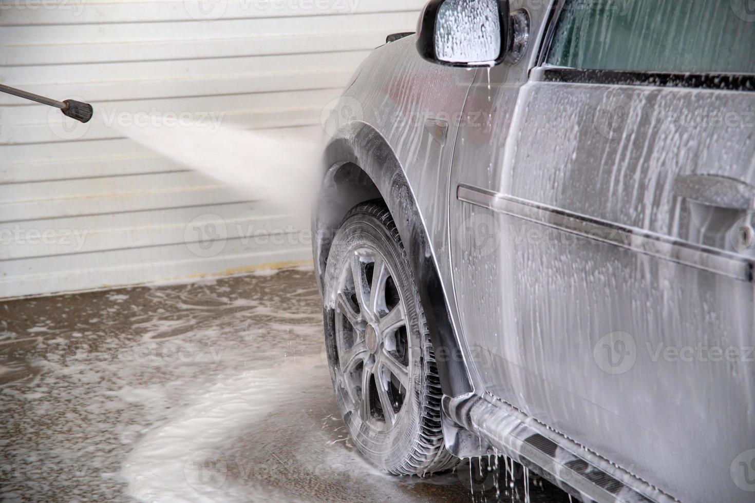 Lavage De Voiture Avec Karcher. L'homme Lave La Voiture Noire. Photo stock  - Image du soin, phare: 210131442