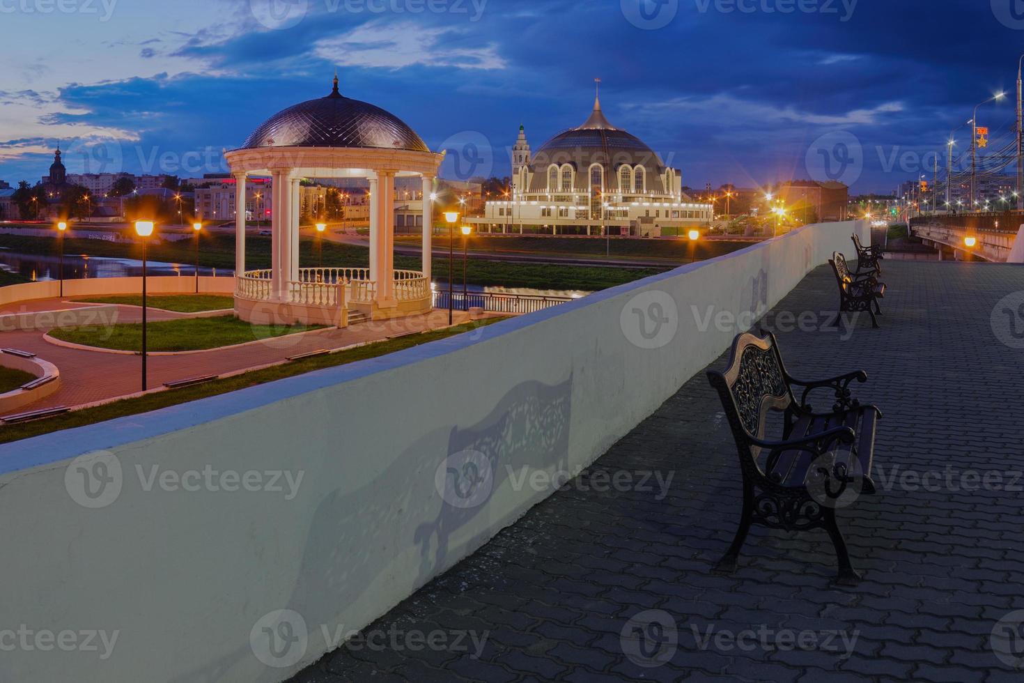 vue nocturne de tula avec rotonde, remblai et musée des armes photo