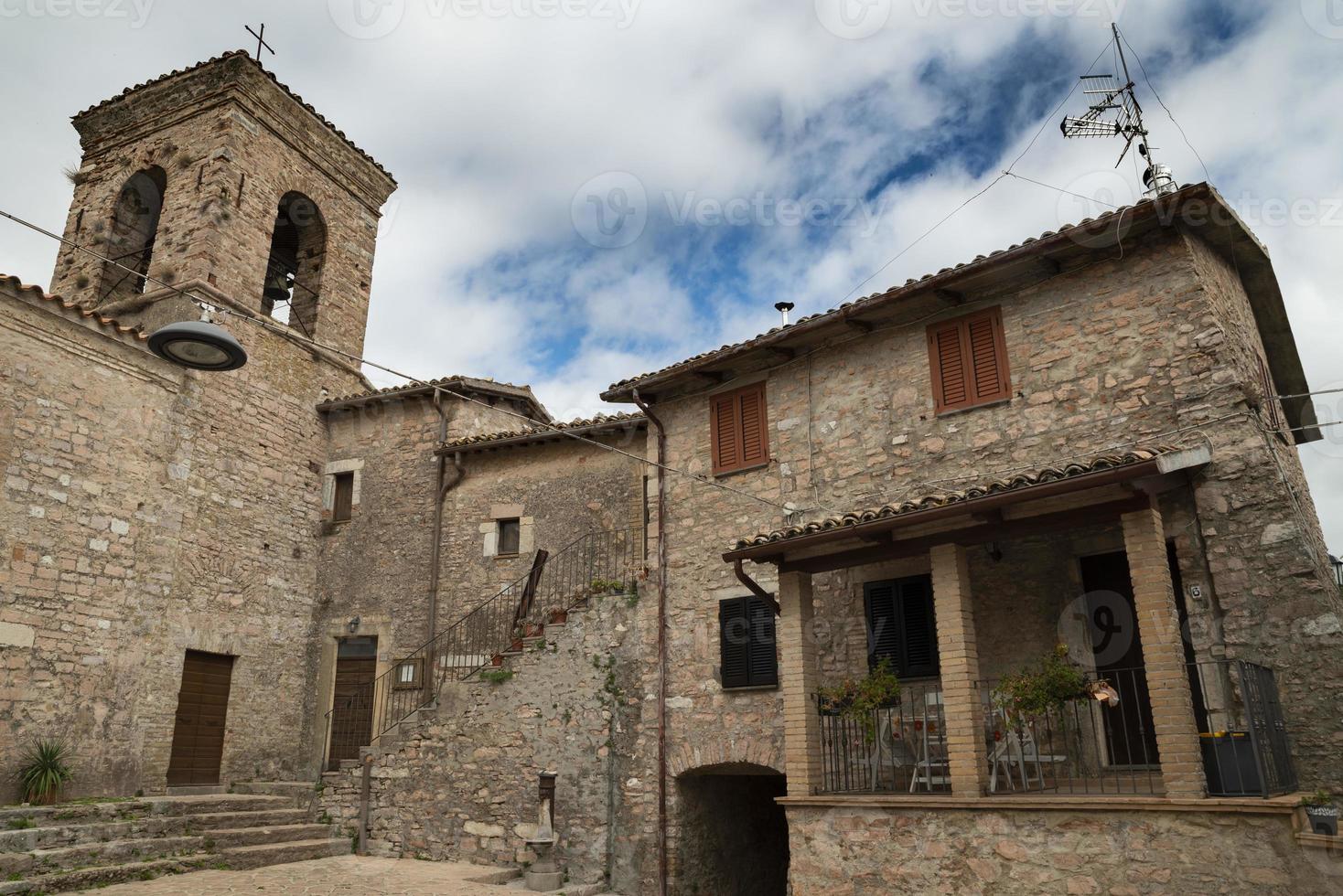 ancien village de macerino dans les montagnes ombriennes photo