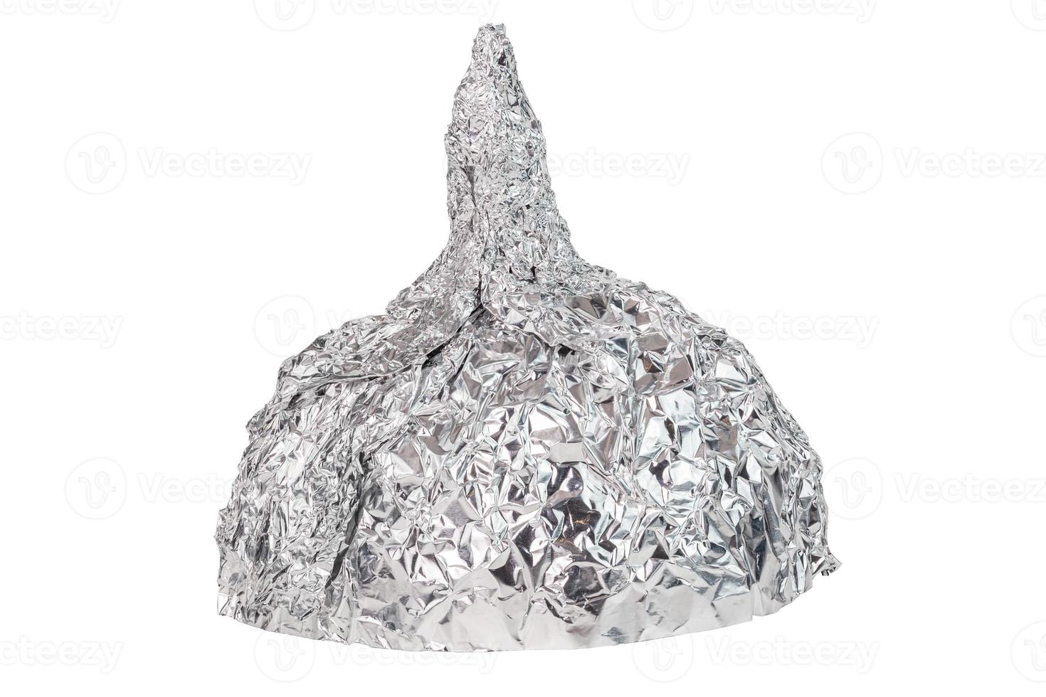 chapeau en aluminium isolé sur fond blanc, symbole de la théorie du complot et de la protection du contrôle de l'esprit. photo