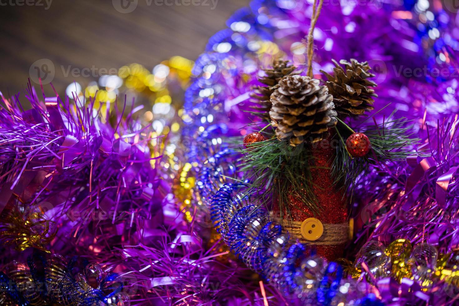 vacances de noël composition en gros plan avec cône de jouet rouge en tas de guirlandes colorées avec mise au point sélective photo