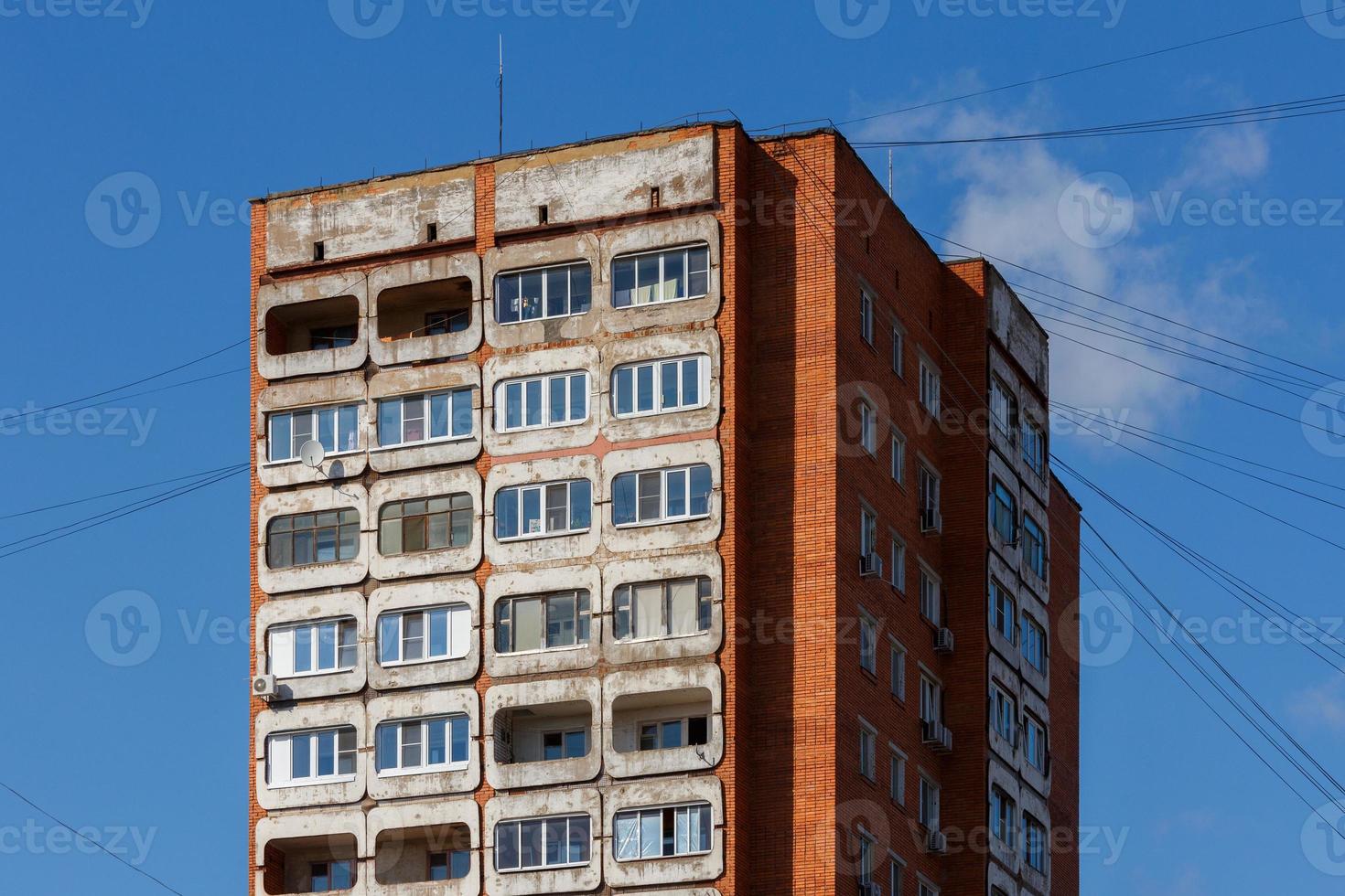 typique de la mi-russe en béton et en brique tour de grande hauteur immeuble résidentiel en copropriété sur fond de ciel bleu photo
