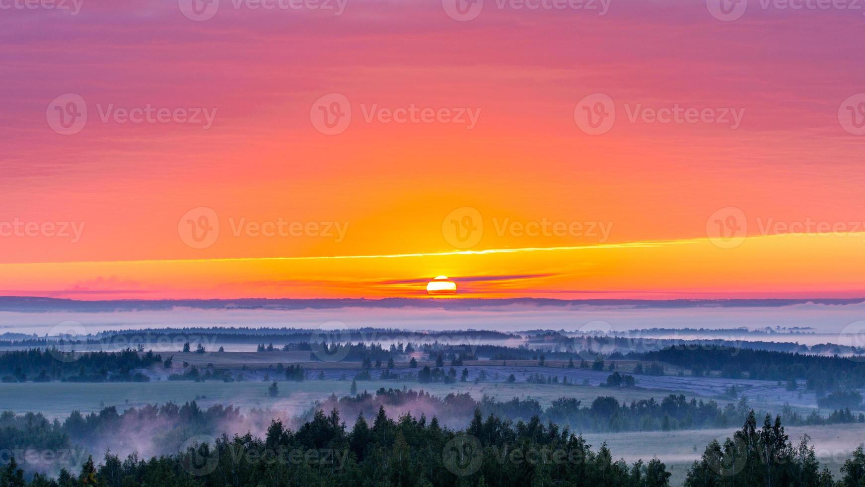 Foggy flatland riverside au lever du soleil d'été doré avec composition centrée photo