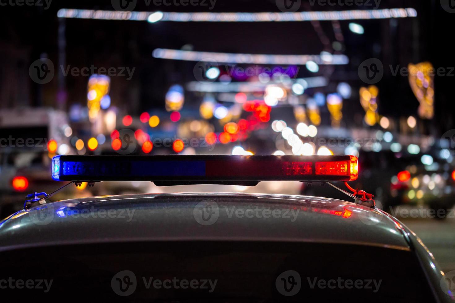 Feux de voiture de police de nuit en ville - gros plan avec mise au point sélective et bokeh photo