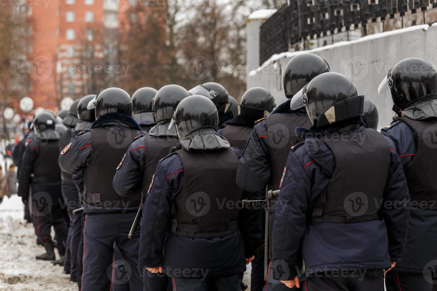 réunion publique de soutien à navalny, policiers en casques noirs photo