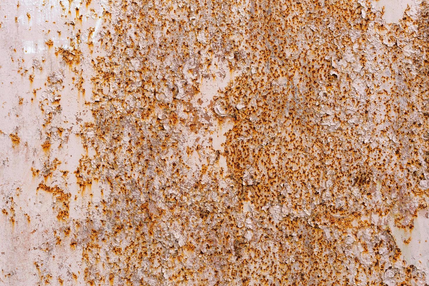 arrière-plan abstrait et texture de la surface de la peinture écaillée blanche avec des taches de rouille orange photo