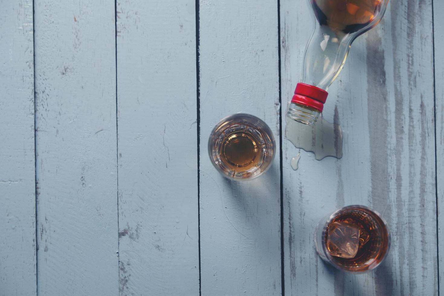 nature morte avec des lunettes et une bouteille d'alcool photo