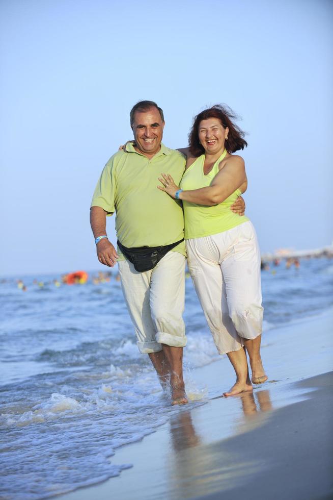 Heureux couple de personnes âgées sur la plage photo