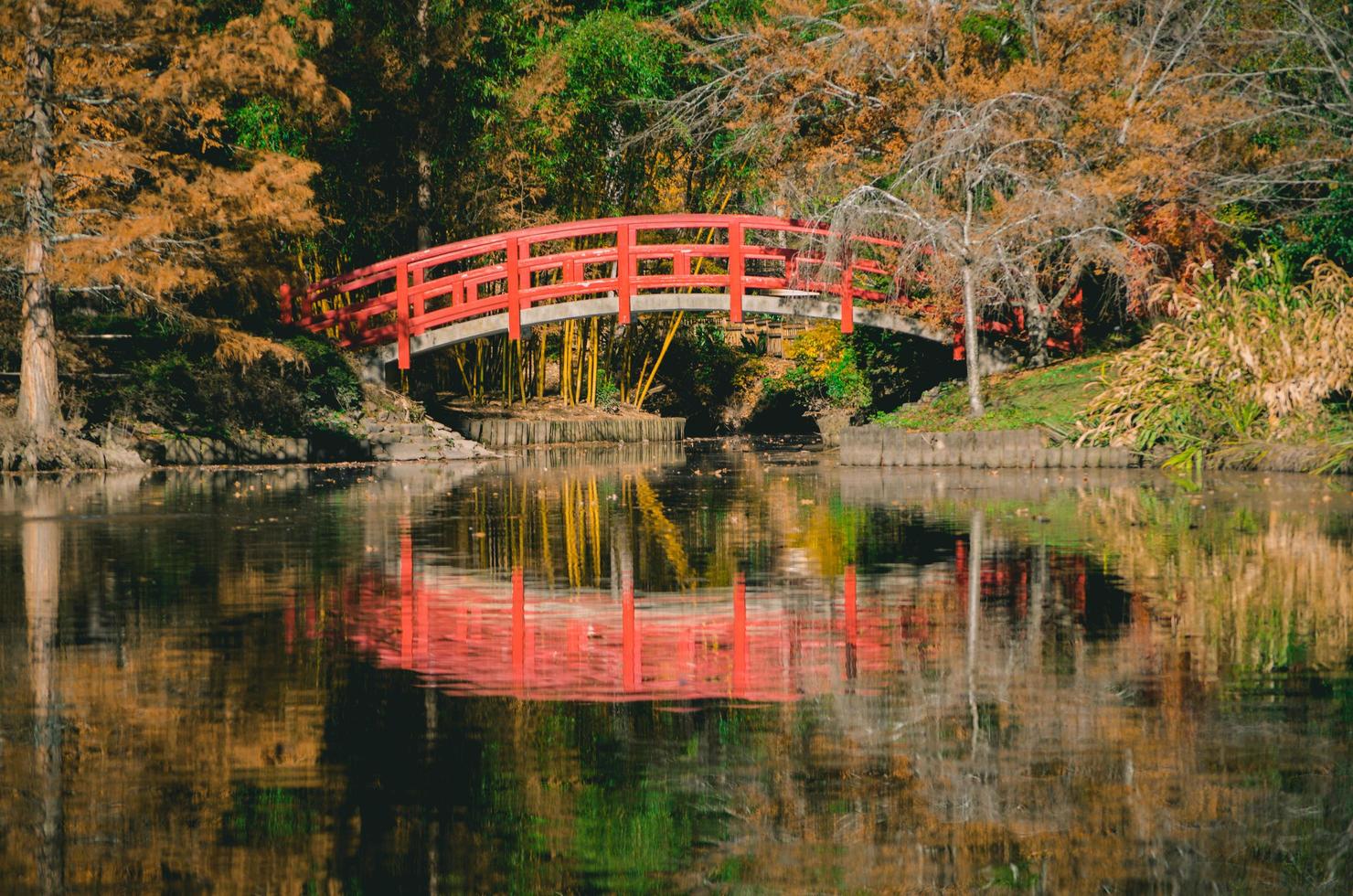 pont orange sur la rivière photo