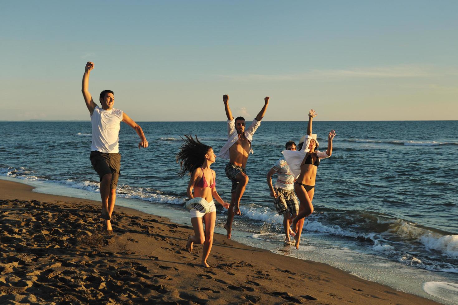 groupe de personnes courant sur la plage photo