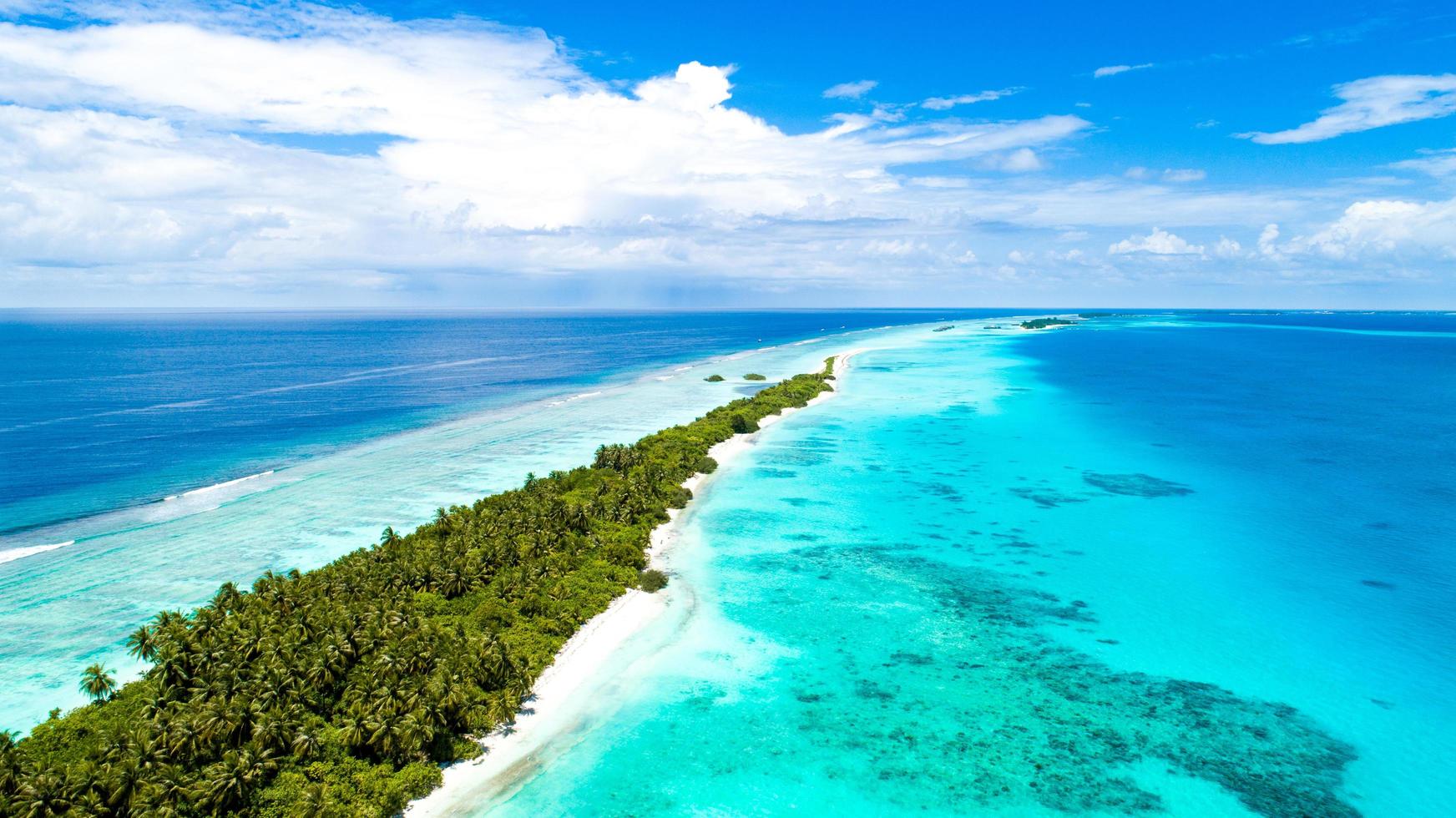 photo aérienne d'une île