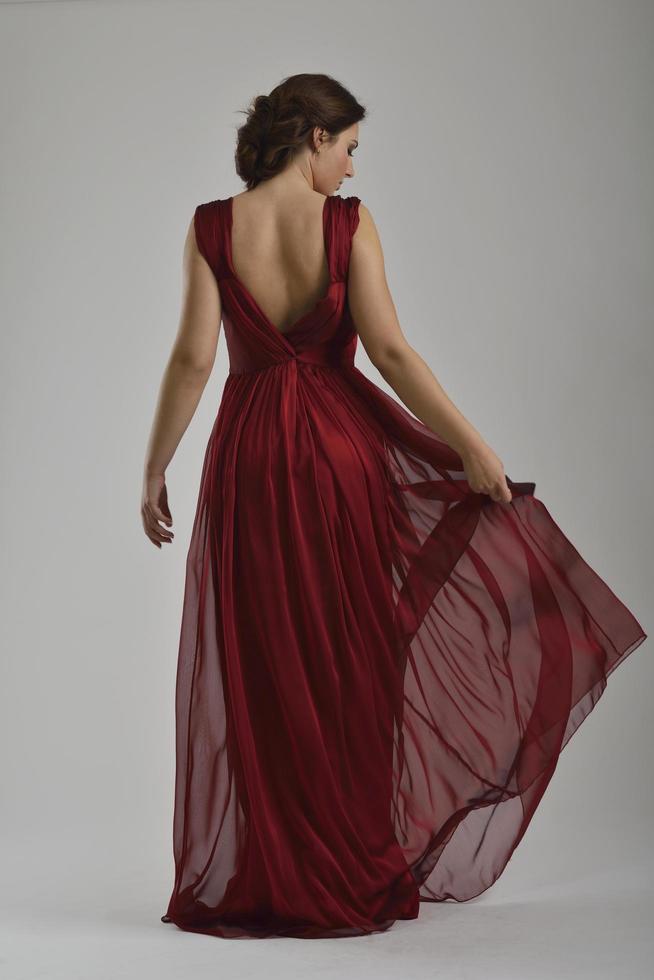femme élégante en robe à la mode posant en studio photo