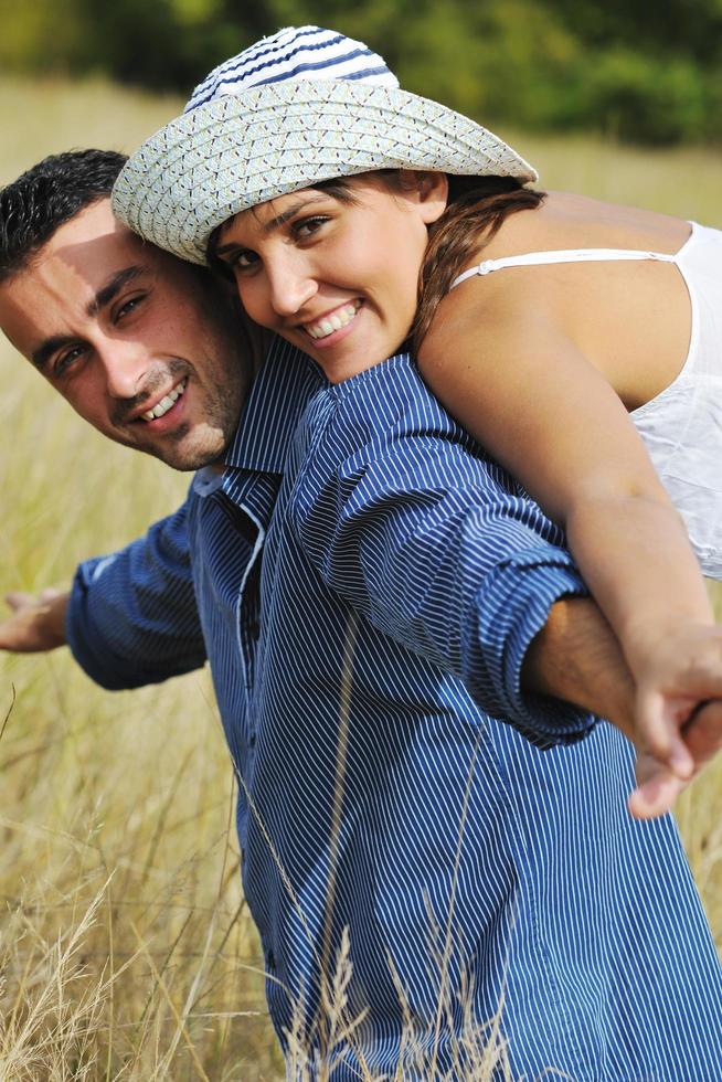 un jeune couple heureux passe un moment romantique en plein air photo