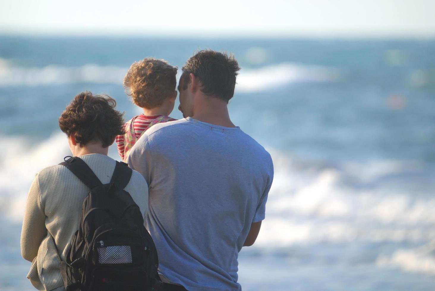 jeune famille en vacances photo