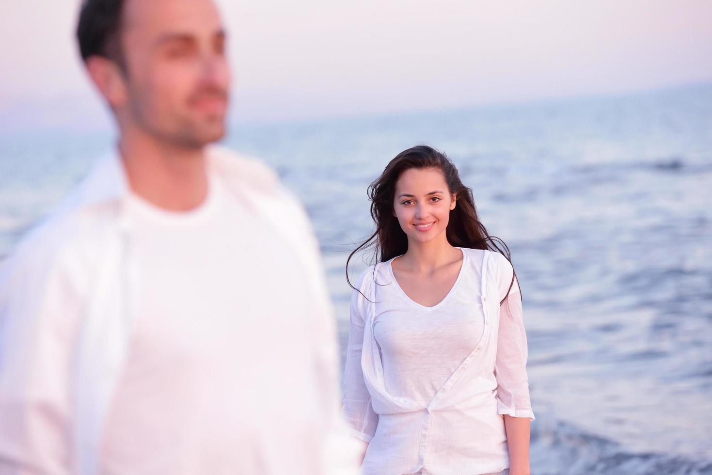 jeune couple sur la plage s'amuser photo