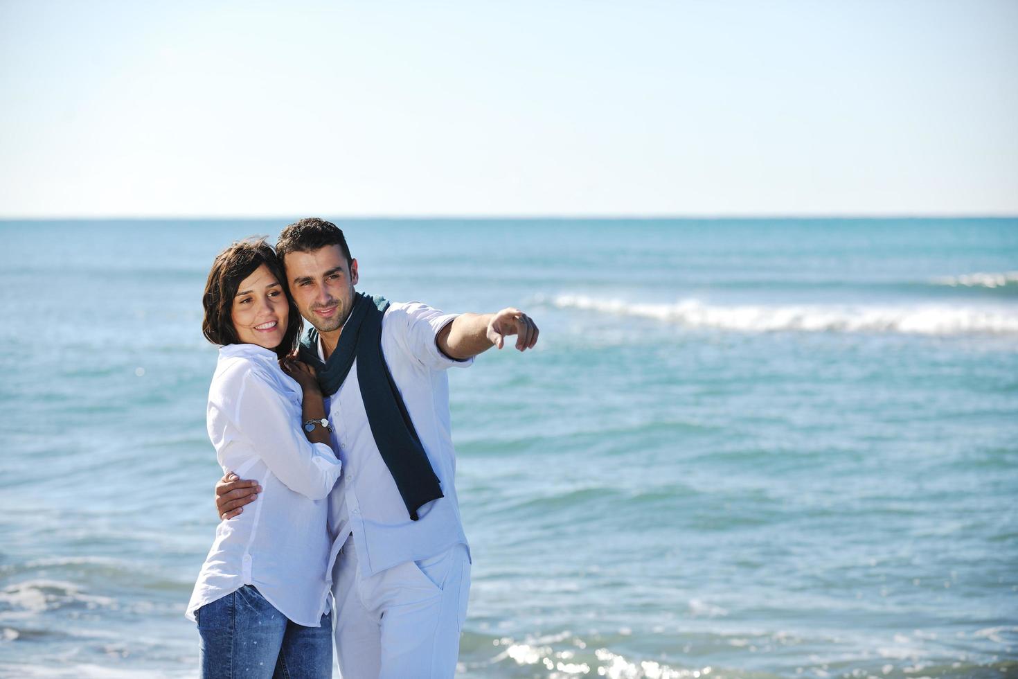 heureux jeune couple s'amuser sur la belle plage photo