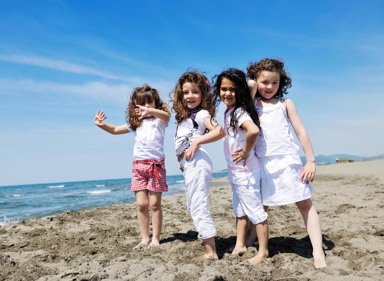 enfants jouant sur la plage photo