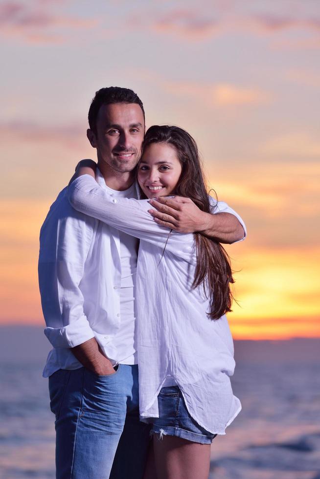 jeune couple sur la plage s'amuser photo