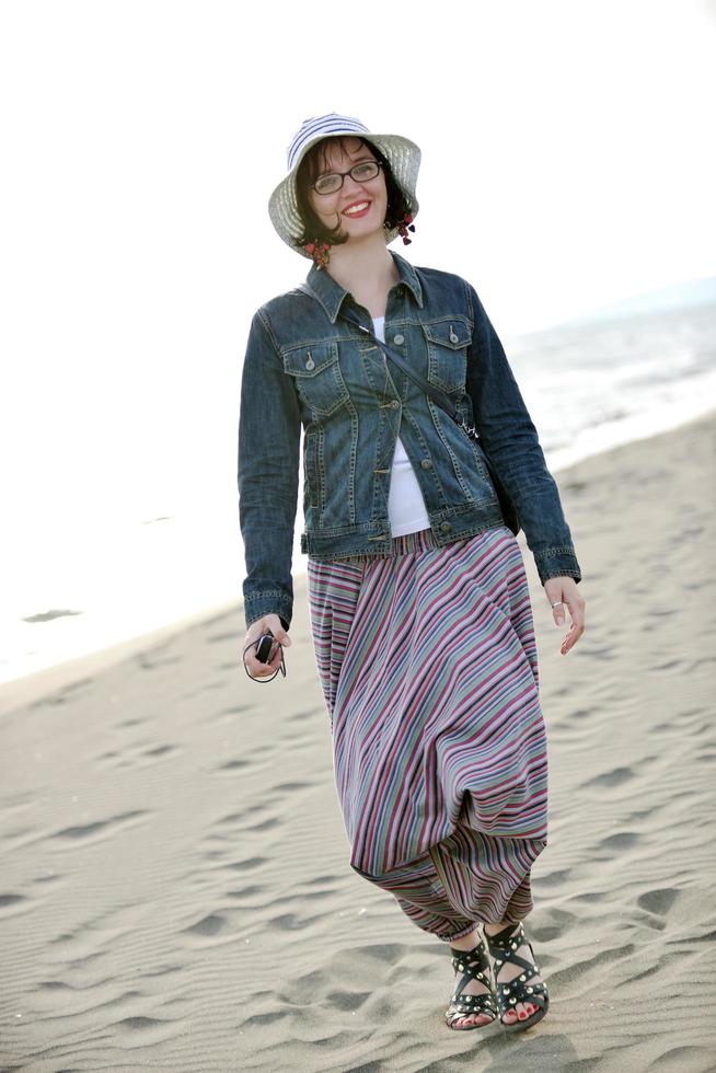 jeune femme se détendre sur la plage photo