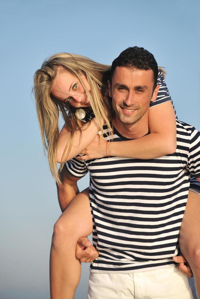 un jeune couple heureux passe un moment romantique sur la plage photo