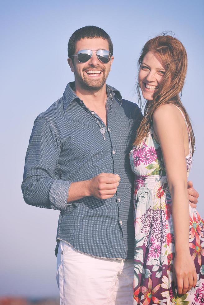 un jeune couple heureux passe un moment romantique sur la plage photo