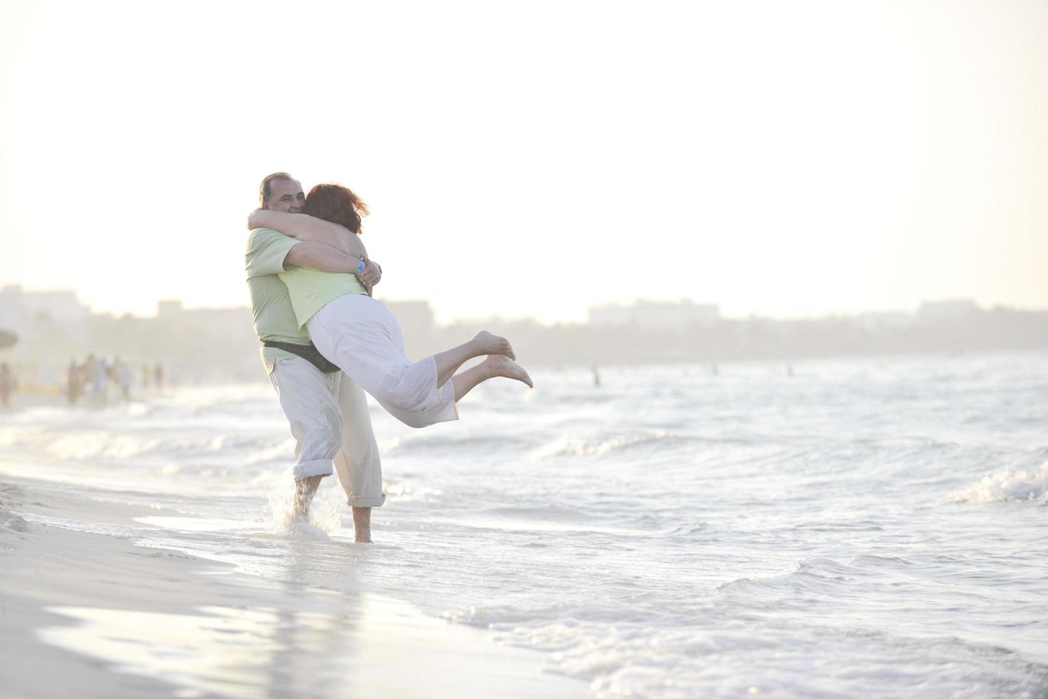 Heureux couple de personnes âgées sur la plage photo