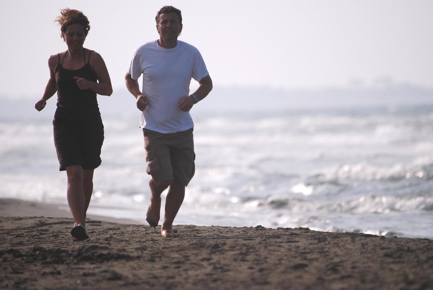 couple qui court sur la plage photo