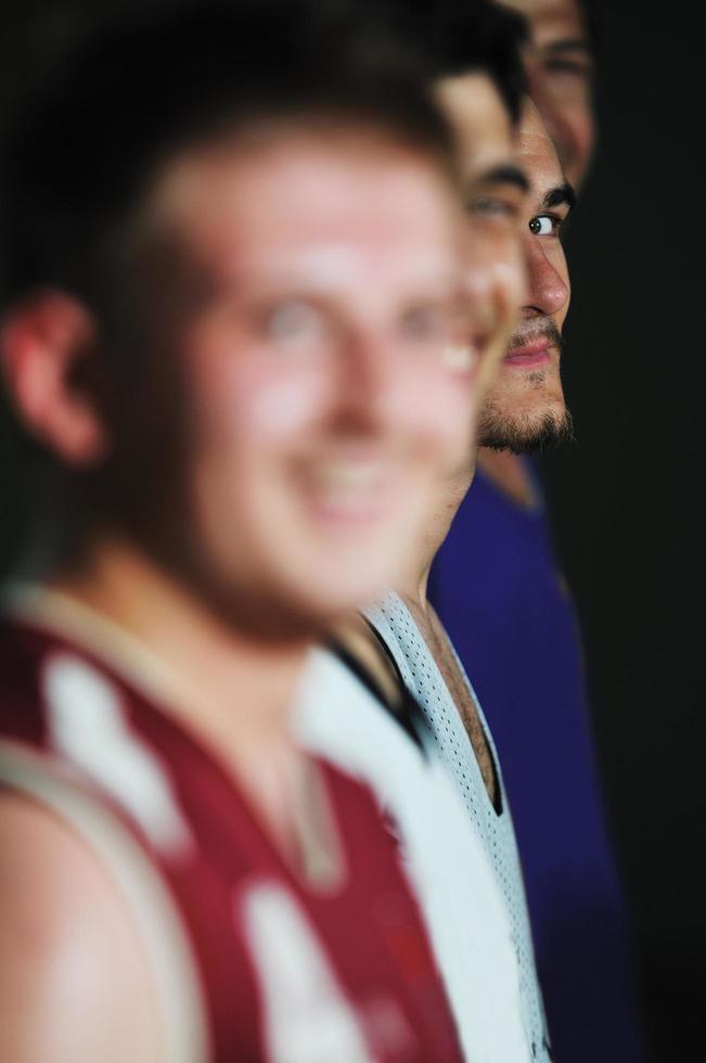 Joueur de basket-ball au hall de sport photo