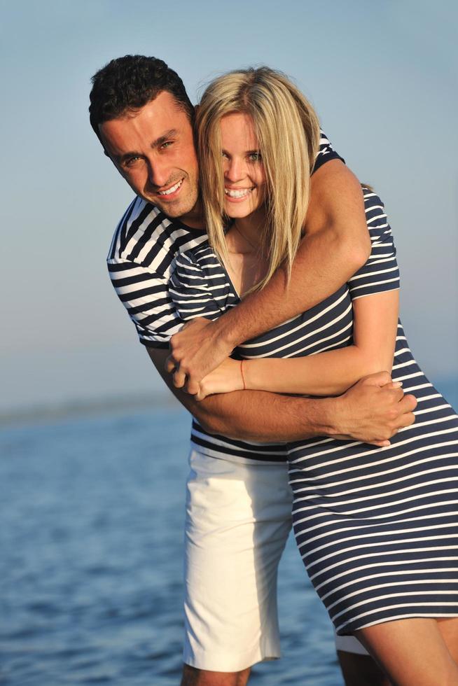 un jeune couple heureux passe un moment romantique sur la plage photo