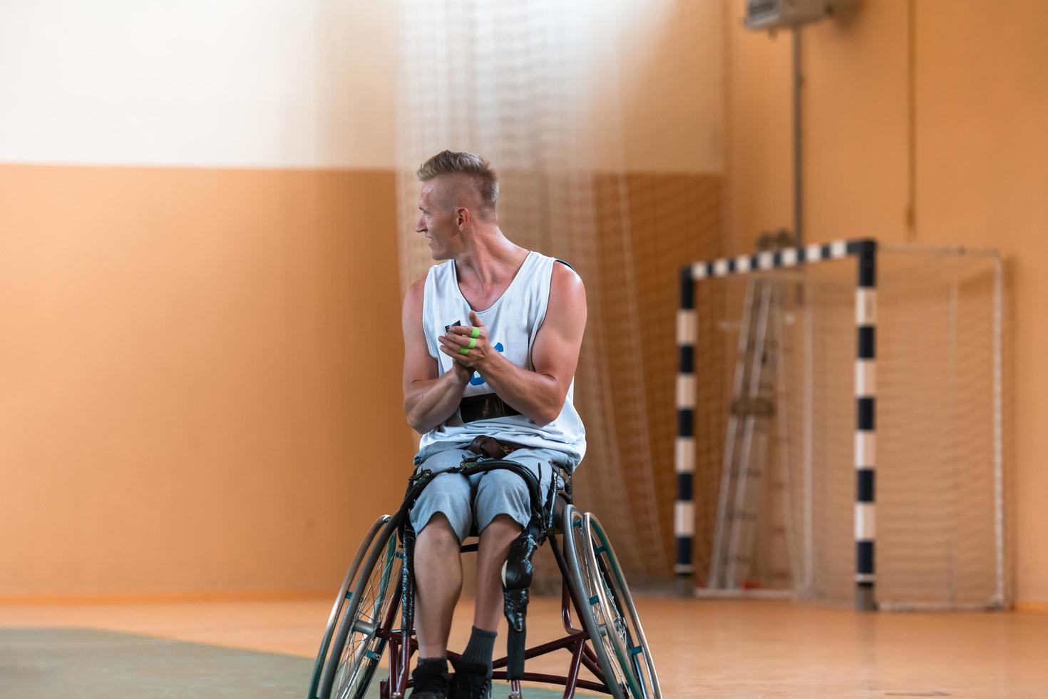 un basketteur handicapé célèbre les points gagnés lors d'un match dans l'arène photo