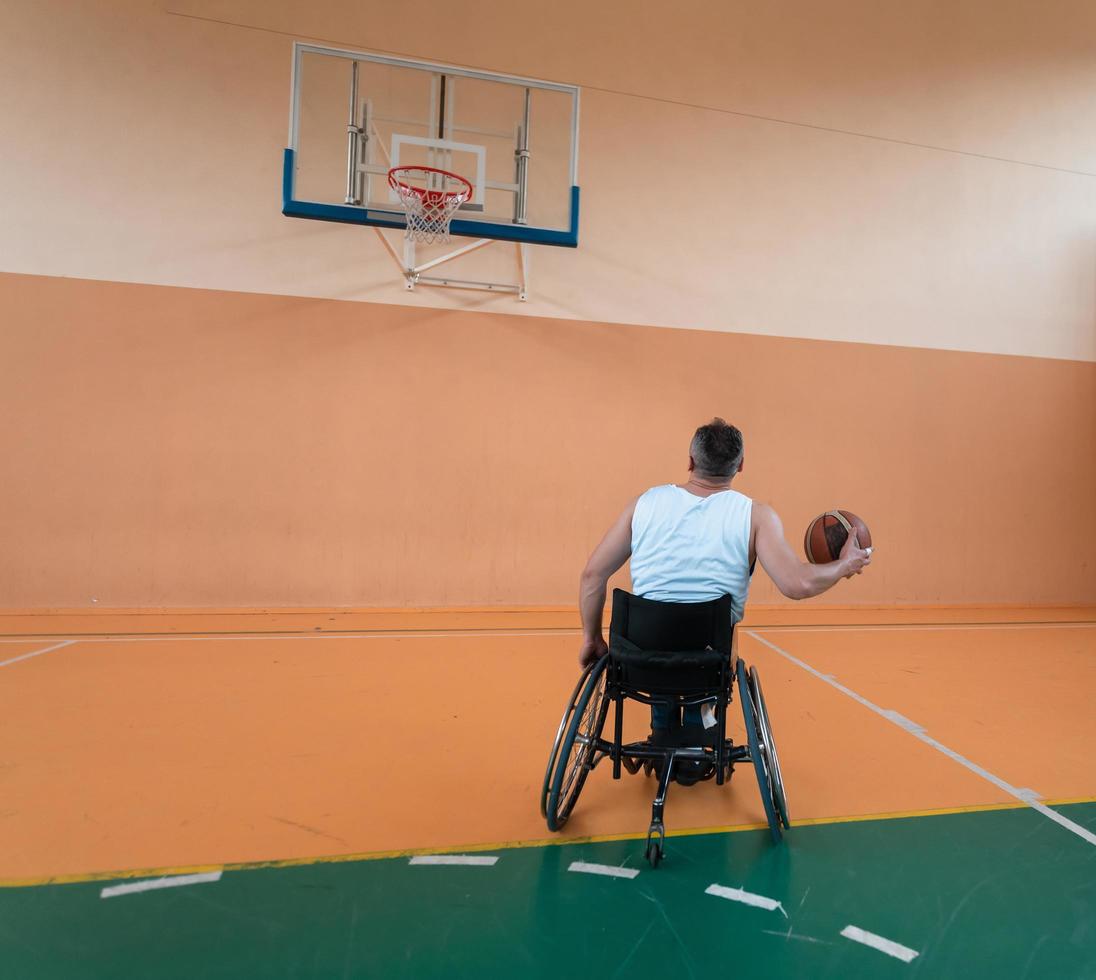 un caméraman avec un équipement professionnel enregistre un match de l'équipe nationale en fauteuil roulant jouant un match dans l'arène photo