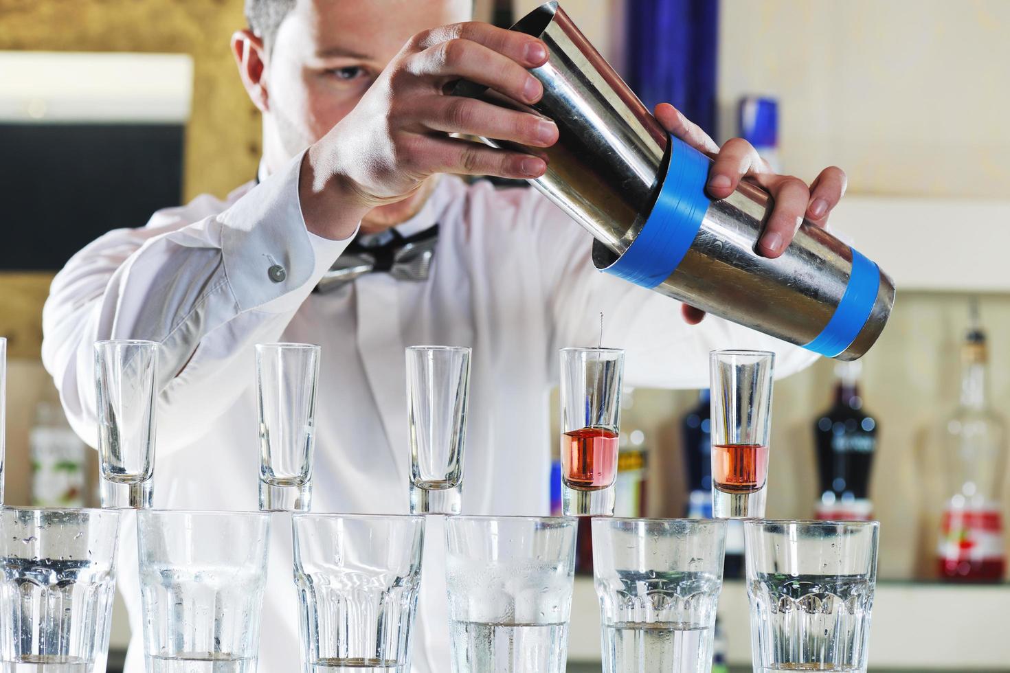 un barman professionnel prépare un cocktail lors d'une fête photo